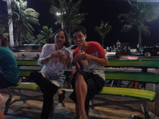 Ngồi tại chợ đêm Pattaya